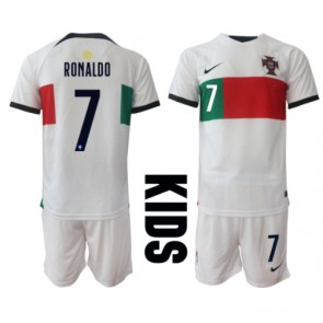 Portugal Cristiano Ronaldo #7 babykläder Bortatröja barn VM 2022 Korta ärmar (+ Korta byxor)